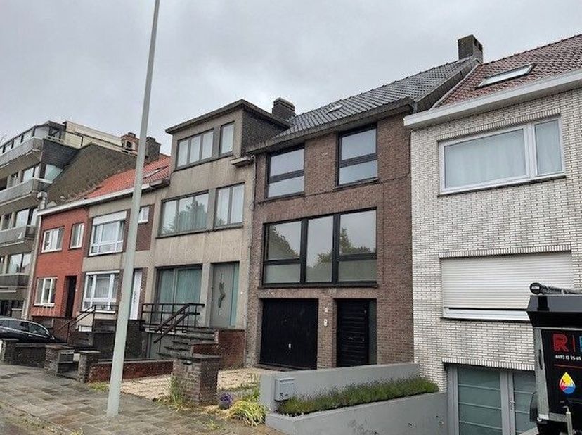 Op een mooie locatie te Stene (Oostende), mooie grote instapklare rijwoning met o.a. * Oprit vooraan voor 1 wagen * Garage * Berging * Tuin * Leefruim